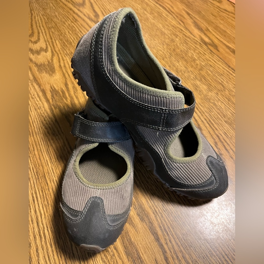 Columbia Women's Size 8 Black and Gray Shoes